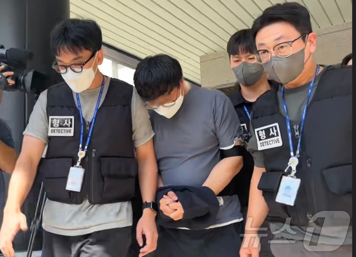 지난 5월 실종된 장미란 씨(37)의 사건을 허위 종결한 혐의로 긴급체포된 A 경장이 24일 제주지방법원에서 체포적부심 심사를 받고 나오고 있다.2026.8.24 ⓒ 뉴스1 홍수영 기자