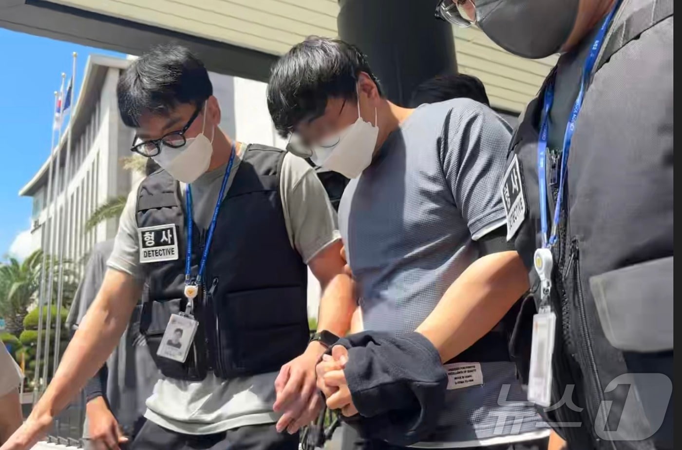 지난 5월 실종된 장미란 씨(37)의 사건을 허위 종결한 혐의로 긴급체포된 A 경장이 24일 제주지방법원에서 체포적부심 심사를 받고 나오고 있다. 2026.8.24 ⓒ 뉴스1 홍수영 기자