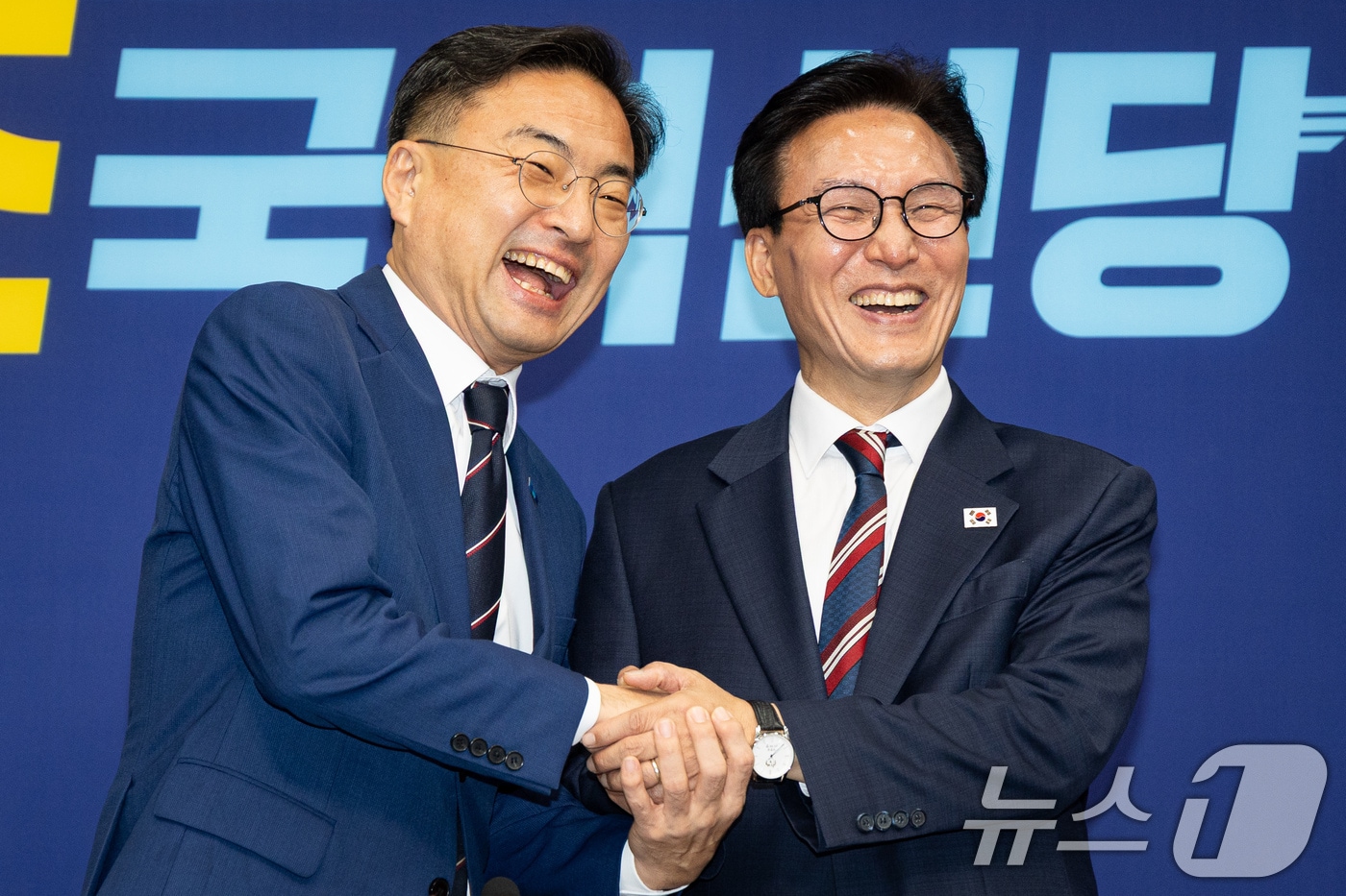 김민석 더불어민주당 대표가 지난 8월 24일 서울 여의도 국회에서 신장식 조국혁신당 대표를 예방, 손을 맞잡고 기념 촬영을 하고 있다. 2026.8.24 ⓒ 뉴스1 유승관 기자
