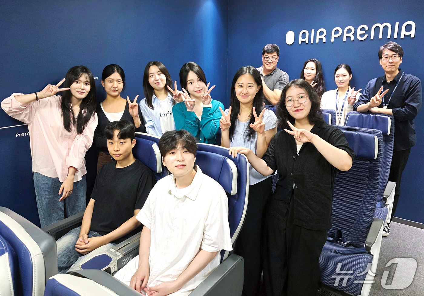 21일 서울 강서구 소재 에어프레미아 본사에서 올해 상반기 항공일자리 청년인턴 프로그램을 수료한 청년들이 기념 촬영을 하는 모습(에어프레미아 제공). 2026.8.21.