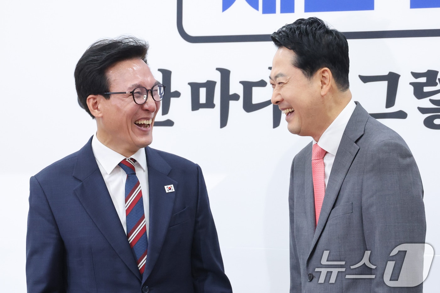 24일 장동혁 국민의힘 대표를 예방한 김민석 더불어민주당 대표가 환하게 웃으면서 대화하고 있다. 2026.8.24 ⓒ 뉴스1 신웅수 기자