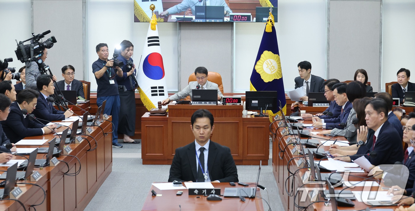 한병도 위원장이 24일 서울 여의도 국회에서 열린 국회운영위원회 전체회의에서 안건을 의결하고 있다. 2026.8.24 ⓒ 뉴스1 신웅수 기자