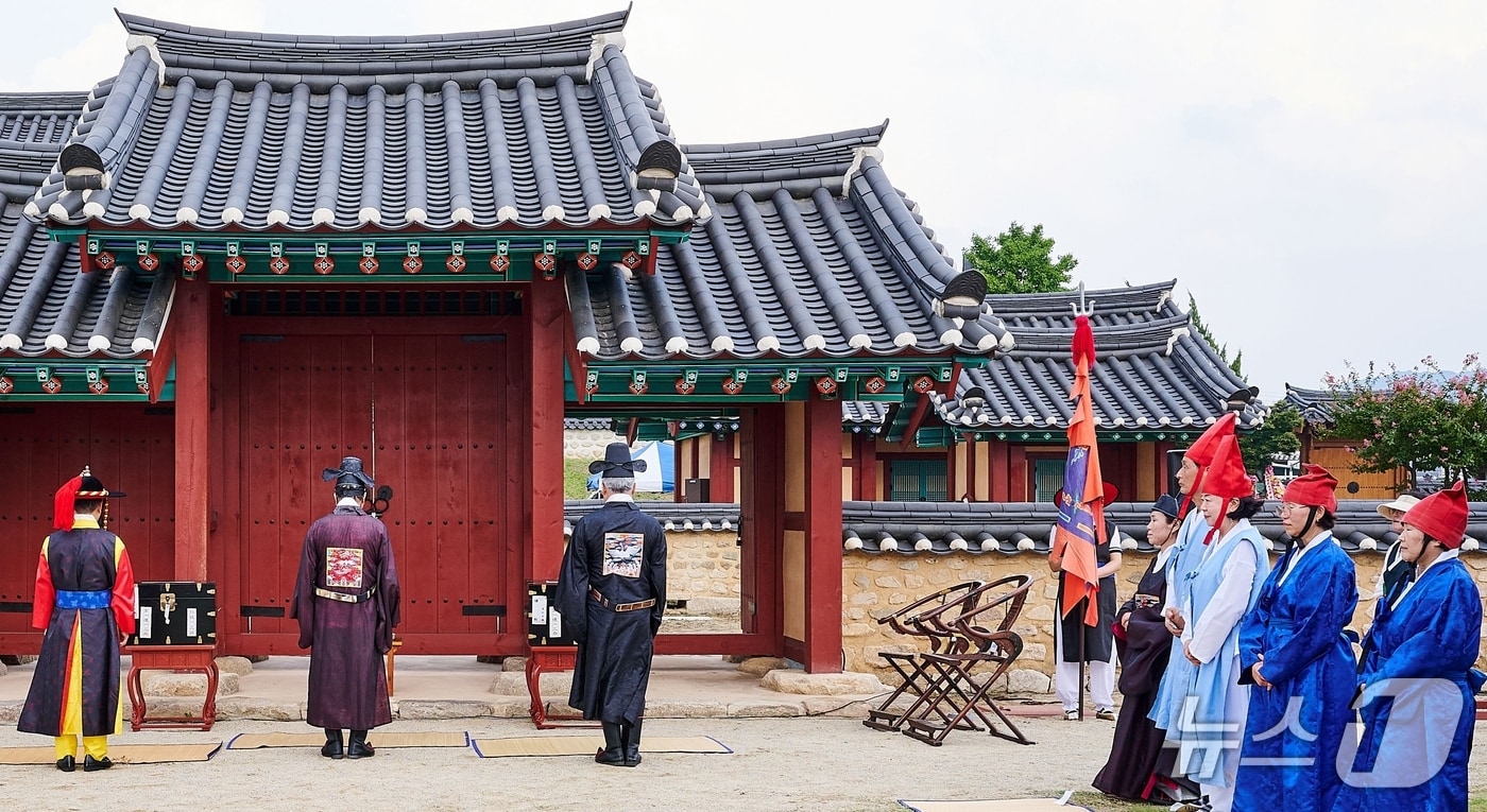 성주군 '조선왕조실록 봉안 및 포쇄 재현행사' 가 지난 22일 성주사고에서 열리고 있다.(성주군 제공. 재판매 및 DB금지)/뉴스1