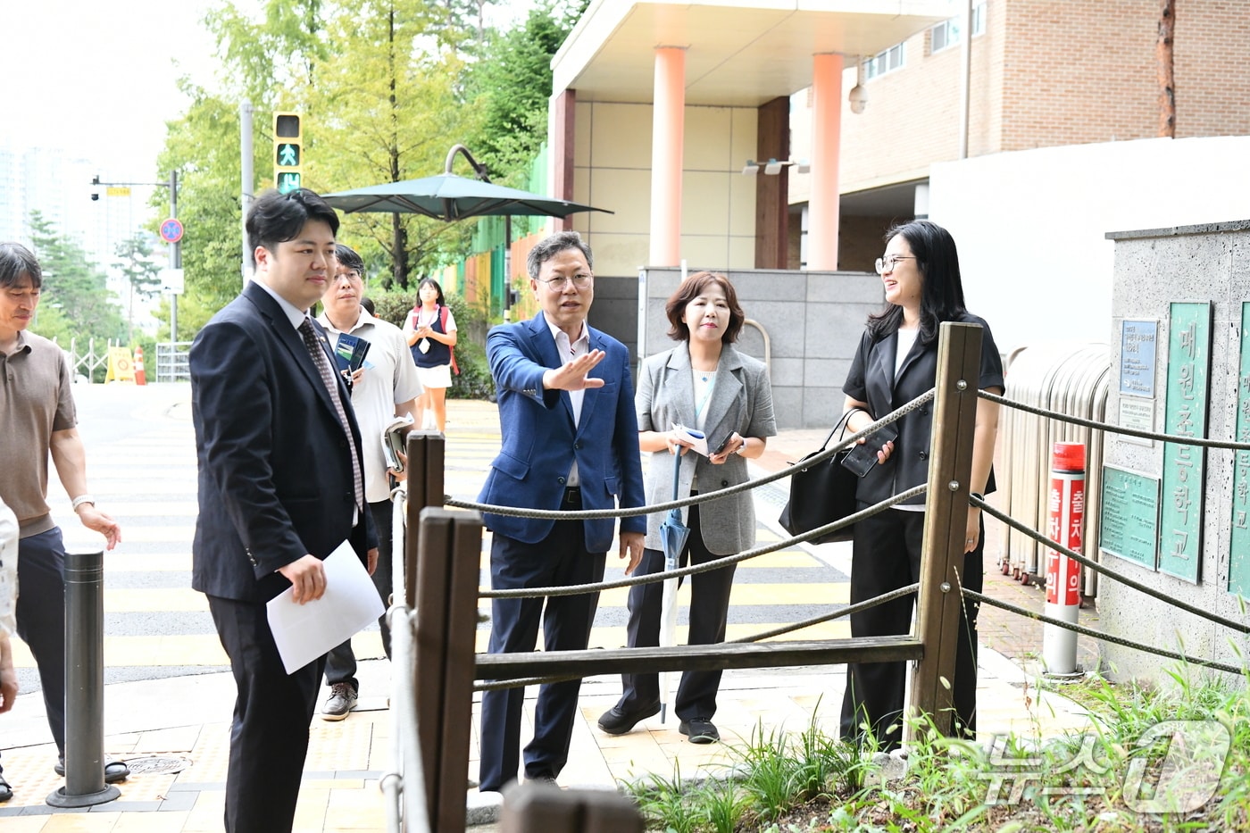 박사승 경기 수원특례시 영통구청장(가운데)이 지난 21일 배지환 시의원(왼쪽 두 번째), 구 관계자들과 함께 주민·학생 보행 안전을 높이기 위한 현장 점검을 벌이고 있다. (영통구 제공. 재판매 및 DB 금지) 2026.8.24/뉴스1