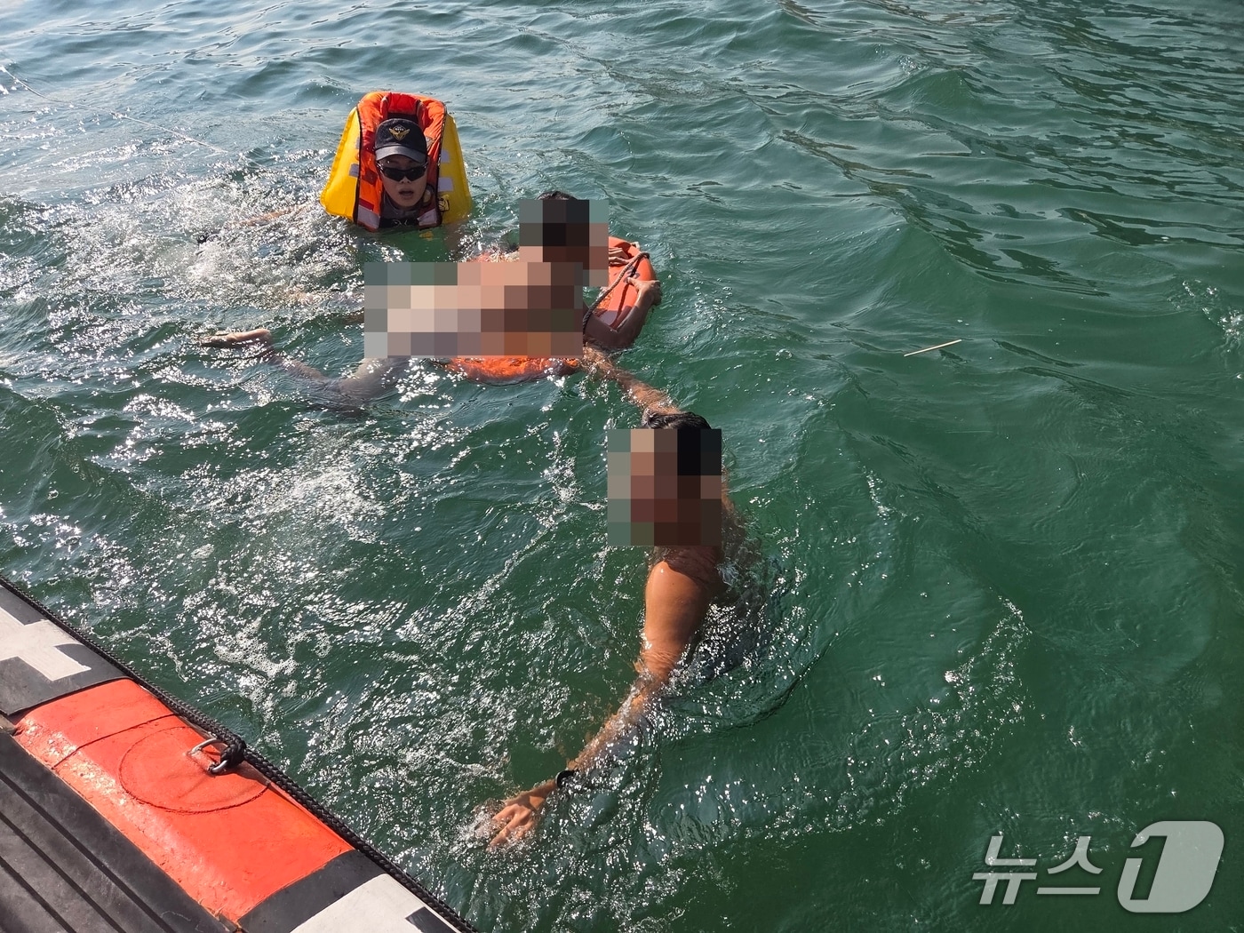 24일 낮 해운대해수욕장에서 구명조끼를 착용하지 않고 물놀이를 하다 파도에 휩쓸려 표류한 10대 A 씨를 해경이 구조하는 모습(해경 제공. 재판매 및 DB금지)