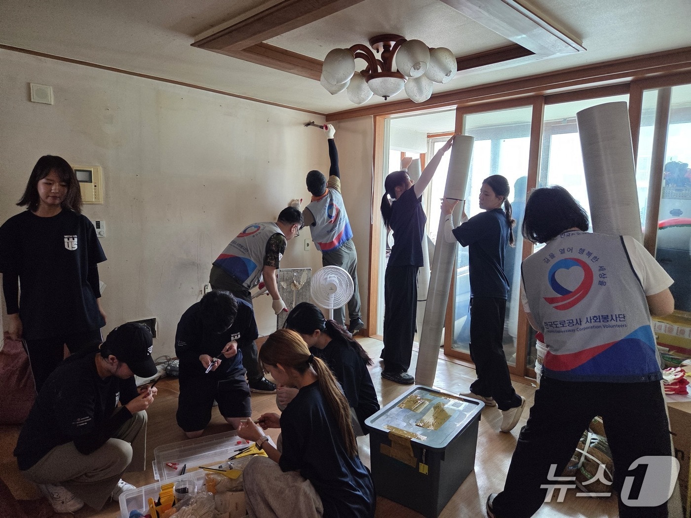 사랑의 집수리 봉사활동.(한국도로공사 대전충남본부 제공) /뉴스1