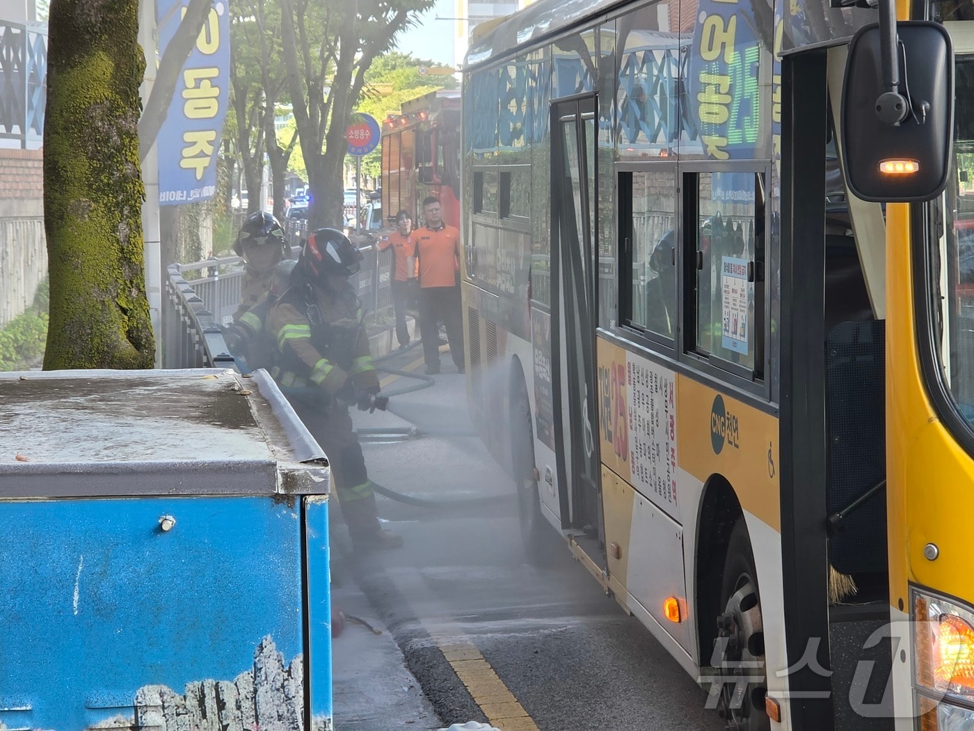 25일 오전 전남광주 서구 치평동을 달리던 시내버스에서 연기가 발생해 소방당국이 진화 작업 중이다. ⓒ 뉴스1 조수민 기자