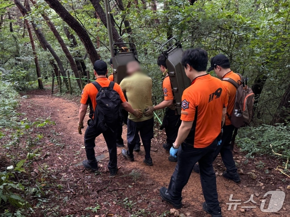 전남광주통합특별시 소방본부가 19일 전남광주 서구 중앙공원 인근에서 실종자를 찾고 있다.(사진=전남광주소방본부 제공. 재판매 및 DB 금지.)