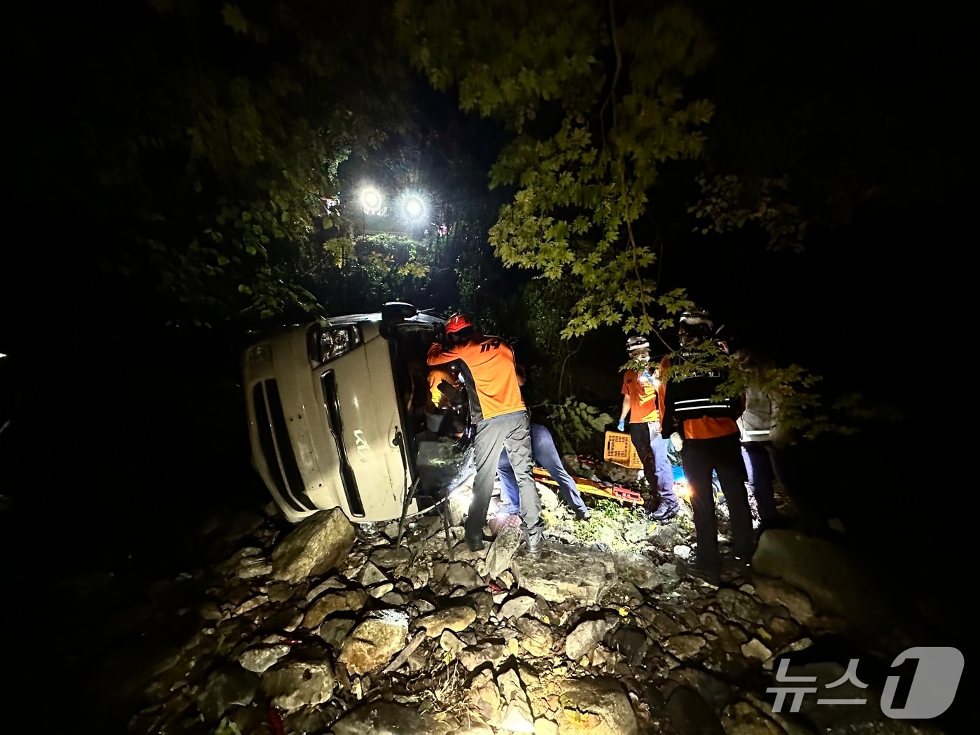 24일 오후 9시 6분쯤 경북 영양군 수비면 수하리 지방도에서 주행 중이던 1톤 화물차가 8m 절벽 아래로 추락해 구조대원들이 구조작업을 하고 있다.(경북소방본부 제공.재판매 및 DB 금지)2026.8.25/뉴스1