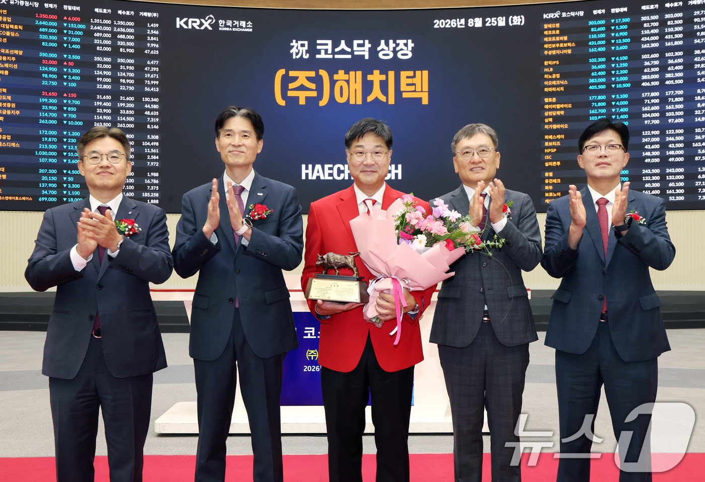 25일 오전 서울 영등포구 한국거래소에서 열린 해치텍 코스닥시장 상장기념식에서 상장기념패 전달 후 박종식 한국IR협의회 부회장(왼쪽부터), 민경욱 한국거래소 코스닥시장본부장, 최성민 해치텍 대표이사, 곽봉석 DB증권 대표이사, 안승근 코스닥협회 부회장이 기념촬영을 하고 있다. (한국거래소 제공. 재판매 및 DB금지)