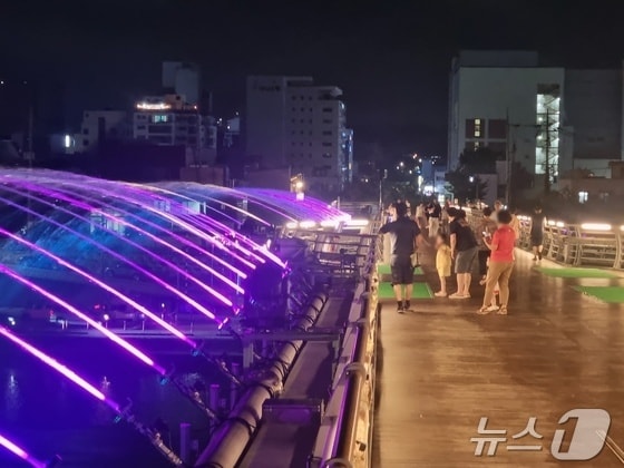기사 이해를 돕기 위핸 2024년 여름 강릉 월화교 음악분수쇼 자료 사진으로 기사 내용과 직접 관련 없음. ⓒ 뉴스1