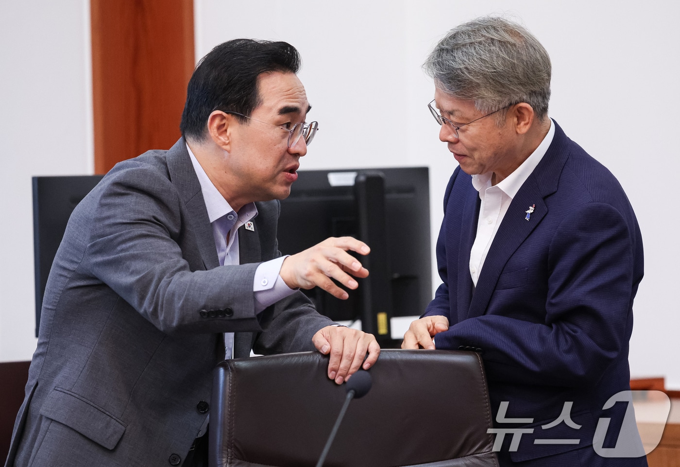 박홍근 기획예산처 장관(왼쪽)과 민형배 전남광주통합특별시장이 25일 청와대에서 열린 국무회의에서 대화를 하고 있다. 2026.8.25 ⓒ 뉴스1 허경 기자
