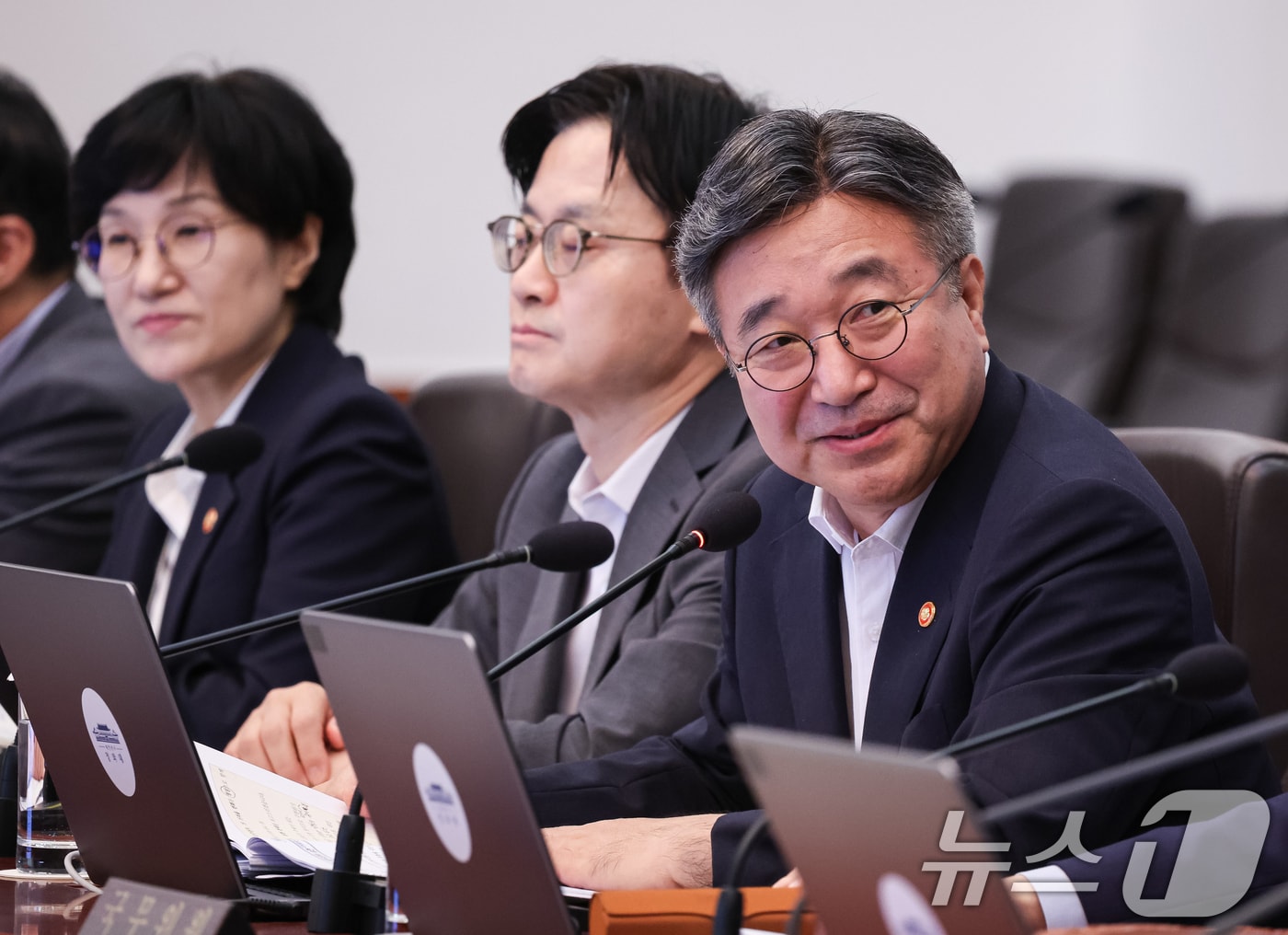 윤호중 행정안전부 장관이 25일 청와대에서 열린 국무회의에서 AI민주정부 실현전략을 보고하고 있다. 2026.8.25 ⓒ 뉴스1 허경 기자