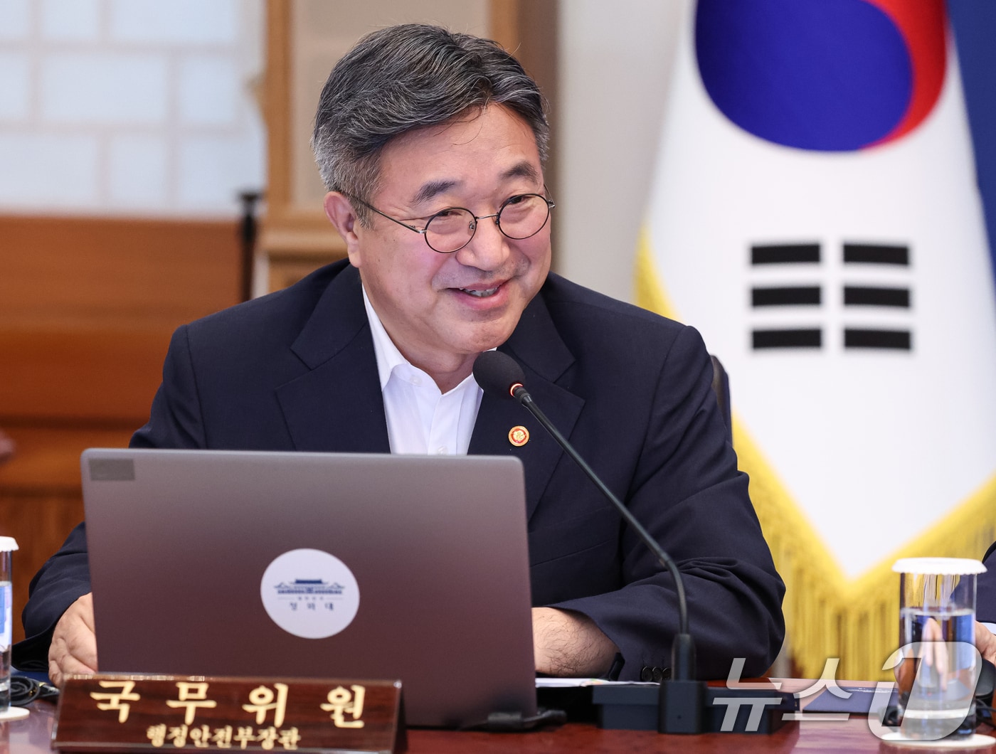 윤호중 행정안전부 장관이 25일 청와대에서 열린 국무회의에서 AI민주정부 실현전략을 보고하고 있다. 2026.8.25 ⓒ 뉴스1 허경 기자