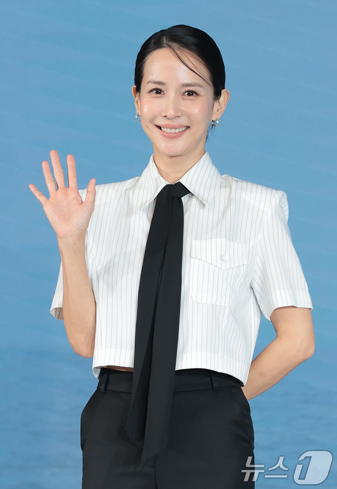 배우 조여정이 25일 서울 마포구 호텔 나루 서울 엠갤러리에서 열린 넷플릭스 영화 ‘가능한 사랑’(감독 이창동) 제작보고회에 참석해 포즈를 취하고 있다. ‘가능한 사랑’은 해고 노동자와 그의 아내 그리고 다큐멘터리 감독과 그녀의 남편, 두 부부가 다큐멘터리 제작을 위해 만나 서로 다른 삶과 숨은 욕망을 마주하는 이야기를 그린 작품이다. 2026.8.25 ⓒ 뉴스1 권현진 기자