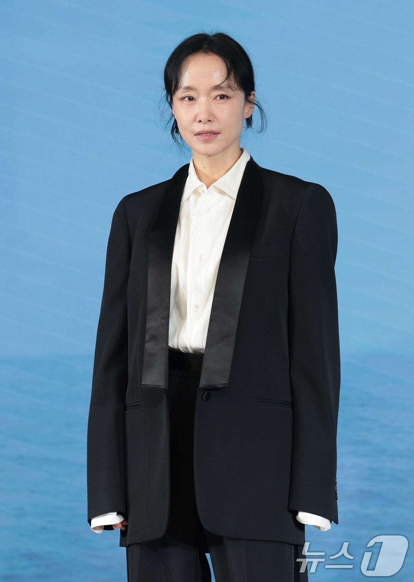 배우 전도연이 25일 서울 마포구 호텔 나루 서울 엠갤러리에서 열린 넷플릭스 영화 ‘가능한 사랑’(감독 이창동) 제작보고회에 참석해 포즈를 취하고 있다. ‘가능한 사랑’은 해고 노동자와 그의 아내 그리고 다큐멘터리 감독과 그녀의 남편, 두 부부가 다큐멘터리 제작을 위해 만나 서로 다른 삶과 숨은 욕망을 마주하는 이야기를 그린 작품이다. 2026.8.25 ⓒ 뉴스1 권현진 기자
