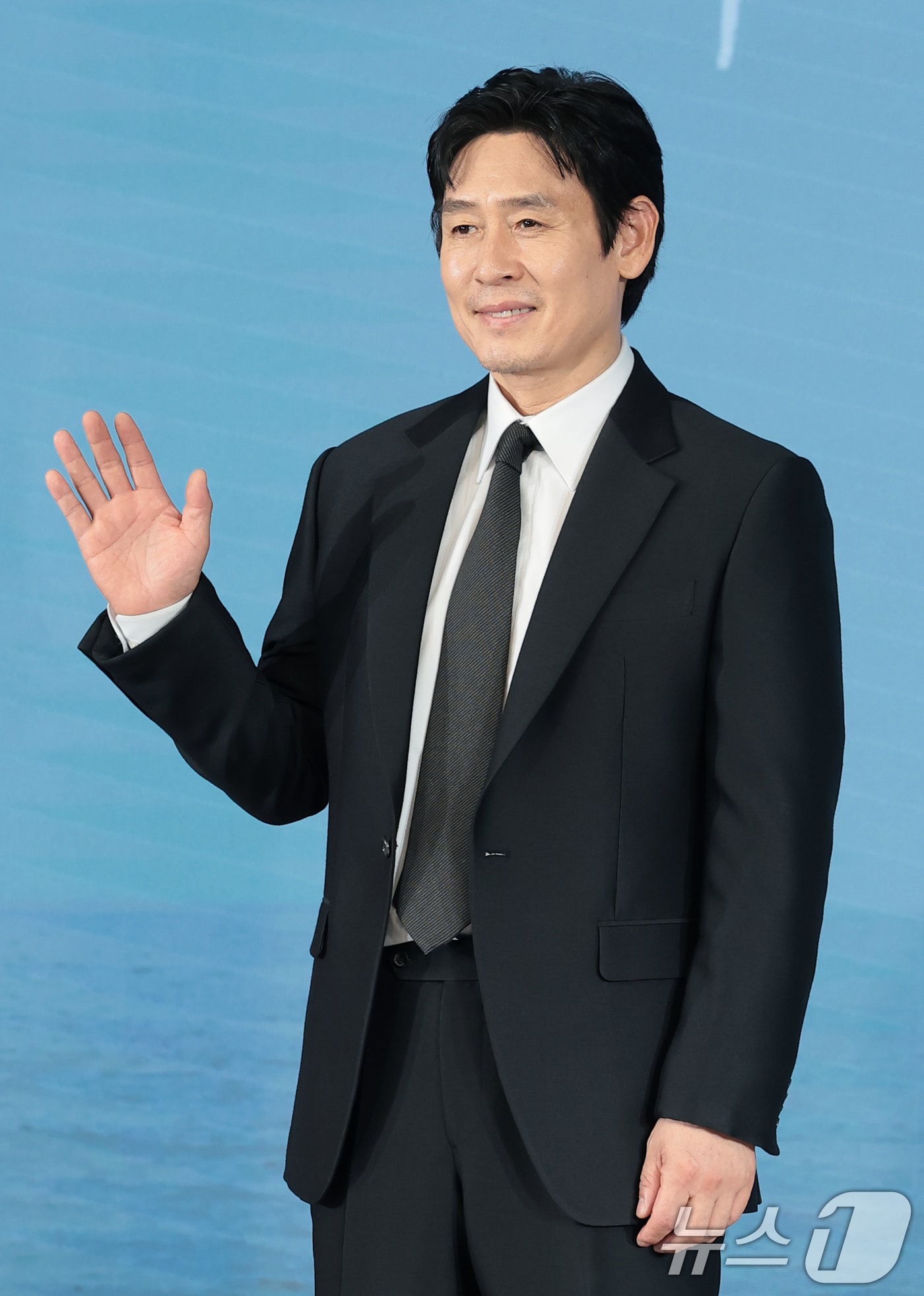 배우 설경구가 25일 서울 마포구 호텔 나루 서울 엠갤러리에서 열린 넷플릭스 영화 ‘가능한 사랑’ 제작보고회에 참석해 포즈를 취하고 있다. ‘가능한 사랑’은 해고 노동자와 그의 아내 그리고 다큐멘터리 감독과 그녀의 남편, 두 부부가 다큐멘터리 제작을 위해 만나 서로 다른 삶과 숨은 욕망을 마주하는 이야기를 그린 작품이다. 2026.8.25 ⓒ 뉴스1 권현진 기자