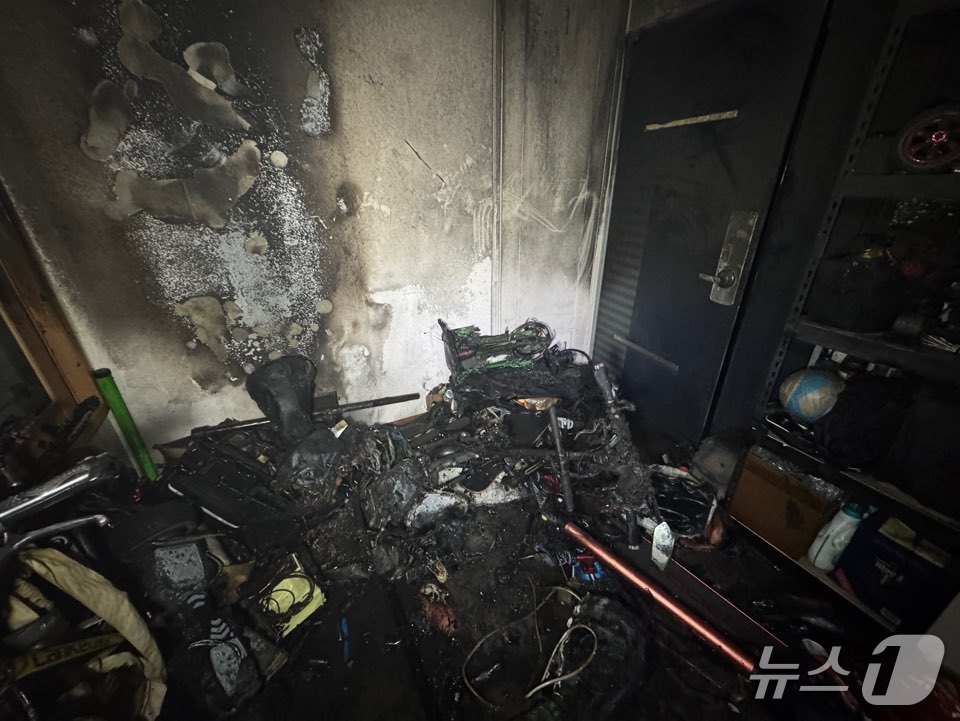 대구소방안전본부가 최근 5년간 대구에서 발생한 배터리 관련 화재를 분석한 결과, 충전이나 보관 중 발생한 화재가 전체의 70%를 넘는 것으로 나타났다. 사진은 배터리 충전 과정에서 발생한 화재 모습. (대구소방안전본부 제공. 재판매 및 DB 금지)/뉴스1
