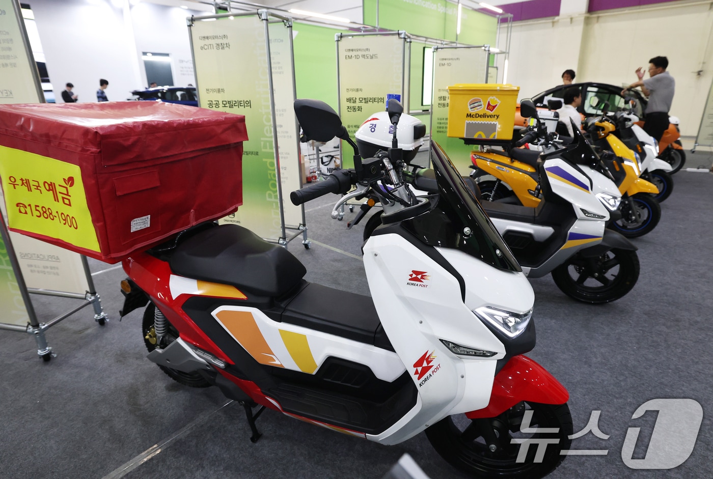 서울 강남구 코엑스에서 막을 올린 'EV 트렌드코리아 2026'에서 방문객들이 전기 이륜차들을 살펴보고 있다. 2026.8.25 ⓒ 뉴스1 오대일 기자