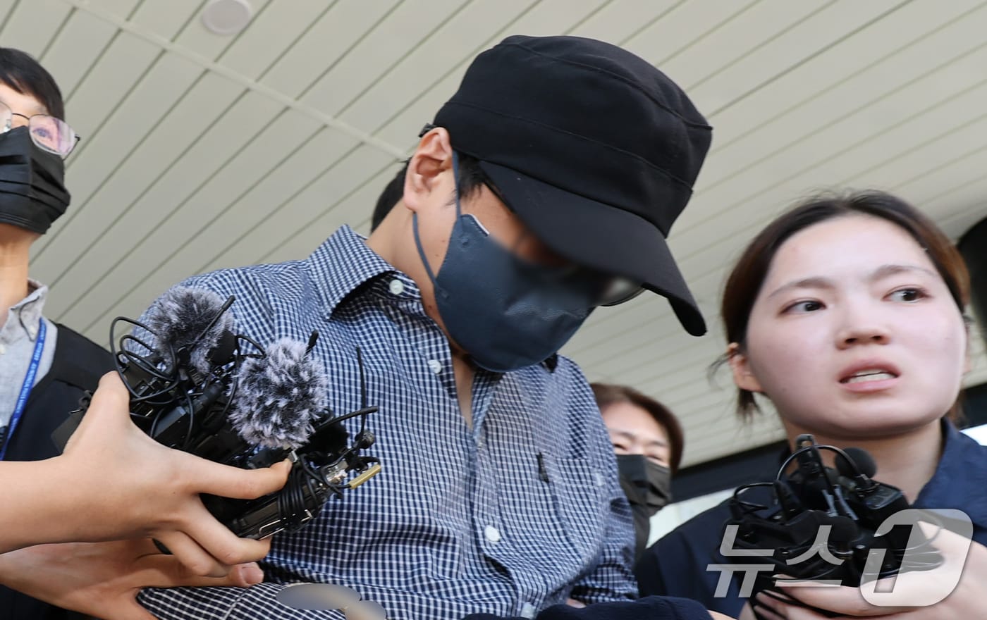 장미란 씨 등 실종 사건 2건을 허위종결한 혐의를 받는 제주서부경찰서 소속 부 모 경장이 25일 제주지방법원에서 구속 전 피의자 심문(영장실질심사)을 마친 뒤 이동하고 있다. 2026.8.25 ⓒ 뉴스1 안은나 기자
