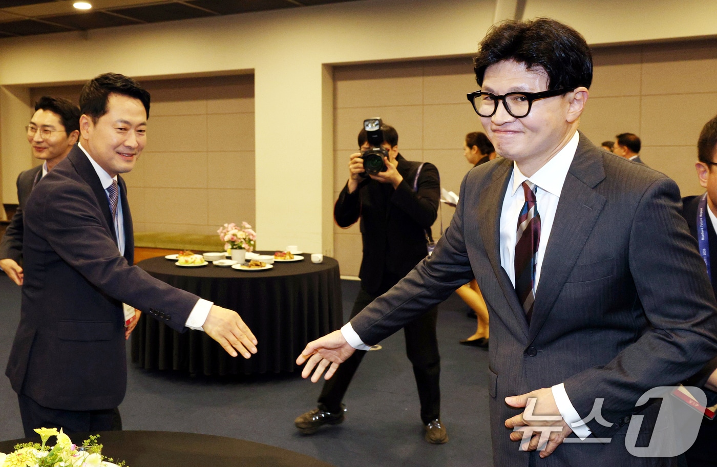 장동혁 국민의힘 대표와 한동훈 무소속 의원이 지난 8월 25일 서울 중구 대한상공회의소에서 열린 문화미래리포트 2026에서 만나 인사하고 있다. (문화일보 제공) 2026.8.25 ⓒ 뉴스1