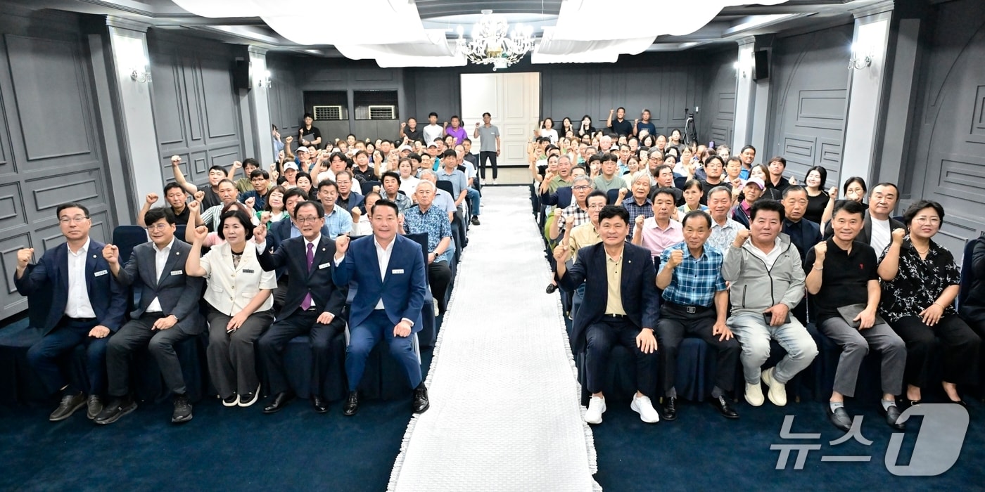 25일 전북 순창군체육회가 '제63회 전북도민체육대회' 선수단 결단식을 개최한 가운데 참석자들이 기념 촬영을 하고 있다.(순창군체육회 제공. 재판매 및 DB금지)/뉴스1