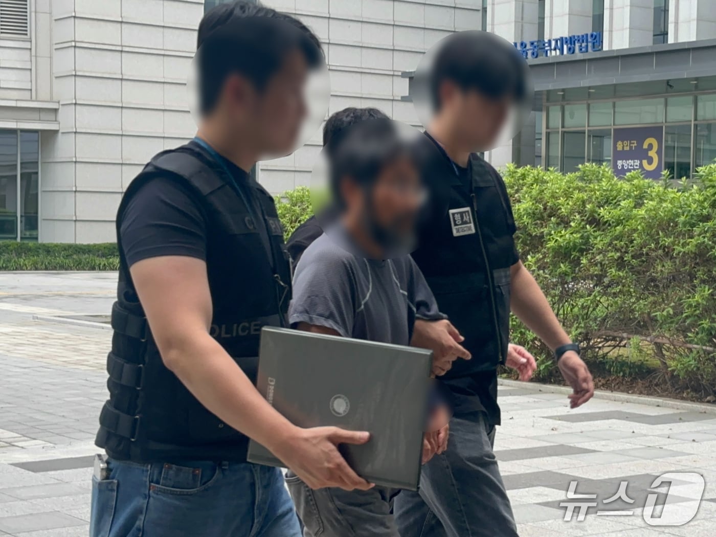 서울 송파구 올림픽공원 개표소 봉쇄 시위 현장에서 다른 참가자를 폭행한 혐의를 받는 50대 남성이 25일 구속 전 피의자 심문(영장실질심사)을 위해 법원에 출석하는 모습. 2026.8.25 ⓒ 뉴스1 강서연 기자