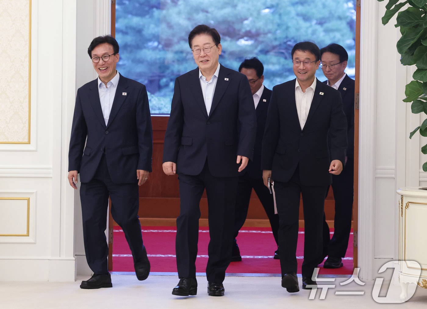 이재명 대통령과 김민석 더불어민주당 대표, 한병도 원내대표가 25일 청와대에서 열린 민주당 신임 당지도부 만찬 간담회에 입장하고 있다. (청와대통신사진기자단) 2026.8.25 ⓒ 뉴스1 이재명 기자