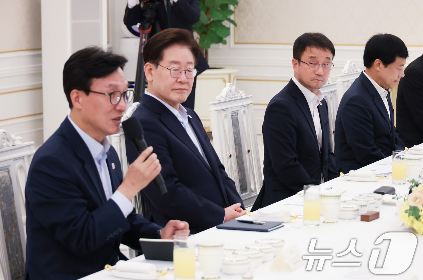 이재명 대통령이 25일 청와대에서 열린 더불어민주당 신임 당지도부 만찬 간담회에서 김민석 대표의 발언을 듣고 있다. (청와대통신사진기자단) 2026.8.25 ⓒ 뉴스1 이재명 기자