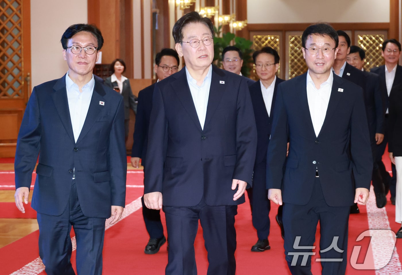 이재명 대통령과 김민석 더불어민주당 대표, 한병도 원내대표가 25일 청와대에서 열린 민주당 신임 당지도부 만찬 간담회에 입장하고 있다. (청와대통신사진기자단) 2026.8.25 ⓒ 뉴스1 이재명 기자