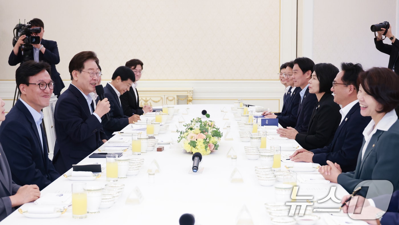 이재명 대통령이 25일 청와대에서 열린 더불어민주당 신임 당지도부 만찬 간담회에서 발언을 하고 있다. (청와대통신사진기자단) 2026.8.25 ⓒ 뉴스1 이재명 기자