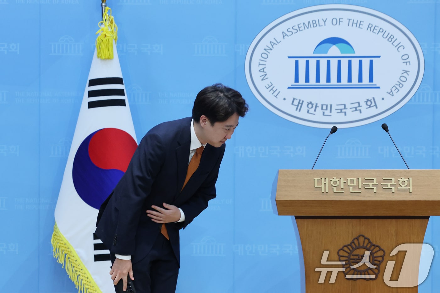 이준석 개혁신당 대표가 26일 오전 서울 여의도 국회 소통관에서 당대표 사퇴 기자회견을 마치고 인사하고 있다.2026.8.26 ⓒ 뉴스1 황기선 기자
