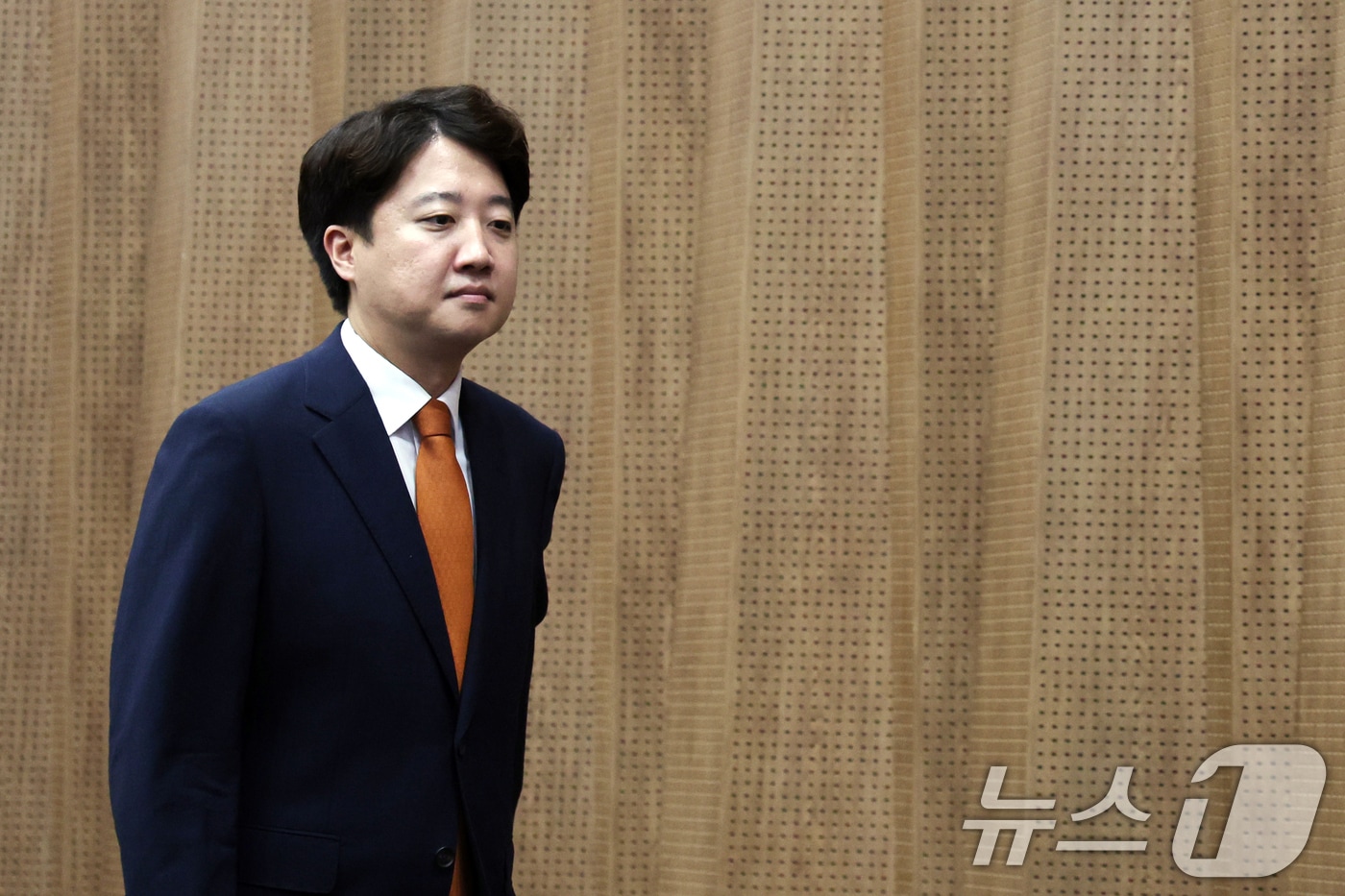 이준석 개혁신당 대표가 26일 오전 서울 여의도 국회 소통관에서 당대표 사퇴 기자회견을 위해 발걸음을 옮기고 있다. 2026.8.26 ⓒ 뉴스1 황기선 기자