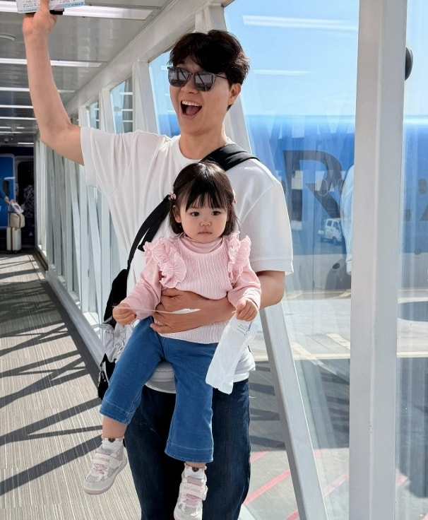 국제선 항공편 출발을 기다리는 공항 전광판