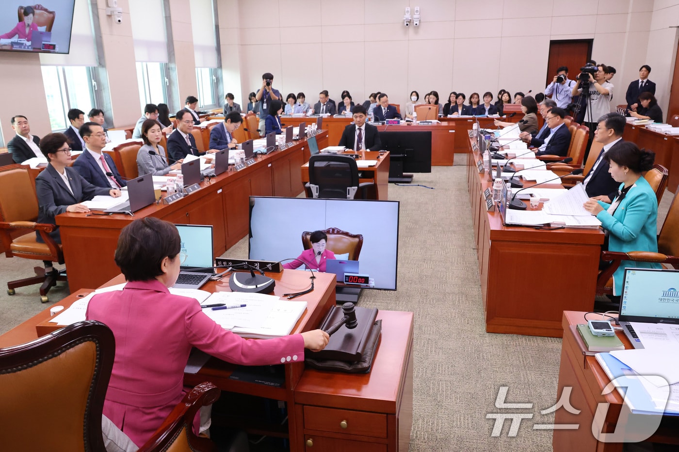 김정재 위원장이 26일 서울 여의도 국회에서 열린 성평등가족위원회 전체회의에서 안건을 상정하고 있다. 2026.8.26 ⓒ 뉴스1 신웅수 기자