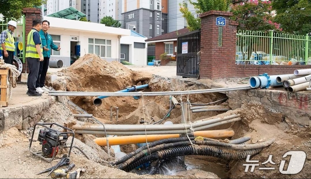 김장호 구미시장이 지난 13일 송정동 가압장 수도관 파손 사고 현장을 둘러보고 있다.(구미시 제공. 재판매 및 DB금지)/뉴스1