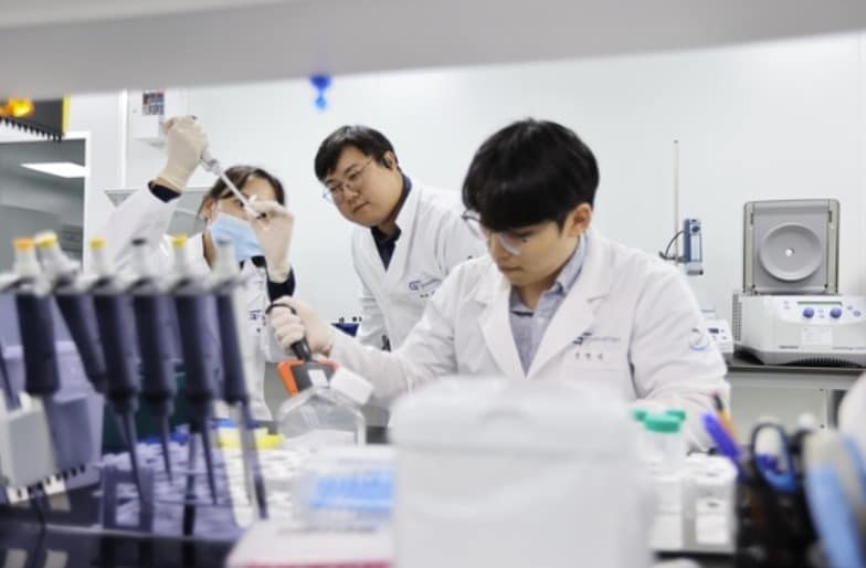 지아이이노베이션 연구원들이 신약 물질을 분석하고 있다.(지아이이노베이션 제공)/뉴스1