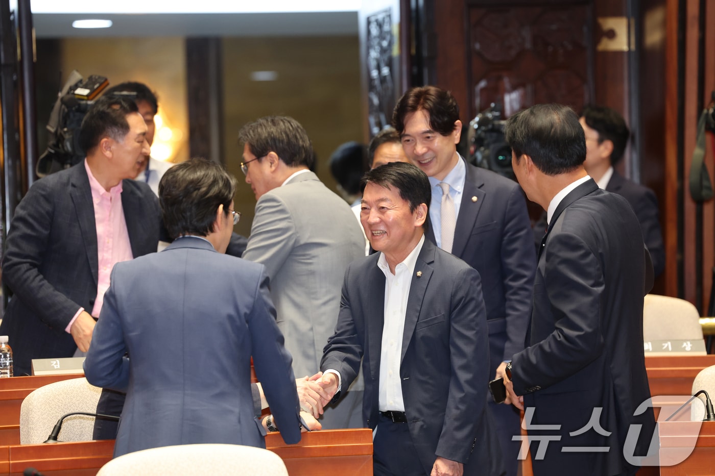 안철수 국민의힘 의원이 26일 오후 서울 여의도 국회에서 열린 의원총회에서 의원들과 인사를 나누고 있다. 2026.8.26 ⓒ 뉴스1 황기선 기자