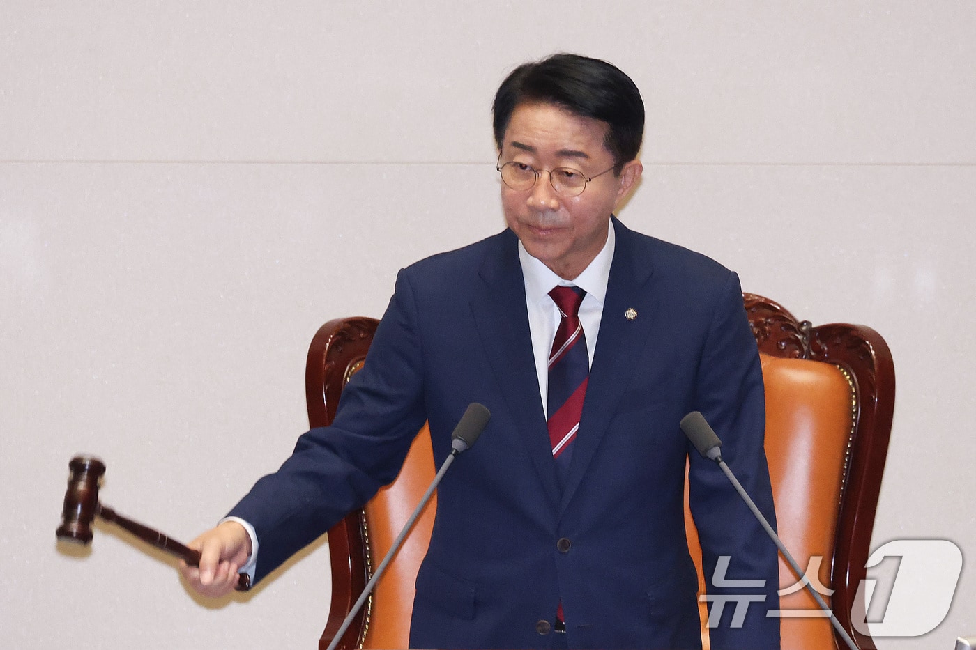 조정식 국회의장이 26일 서울 여의도 국회에서 열린 제438회국회(임시회) 제2차 본회의에서 의사봉을 두드리고 있다. 2026.8.26 ⓒ 뉴스1 신웅수 기자