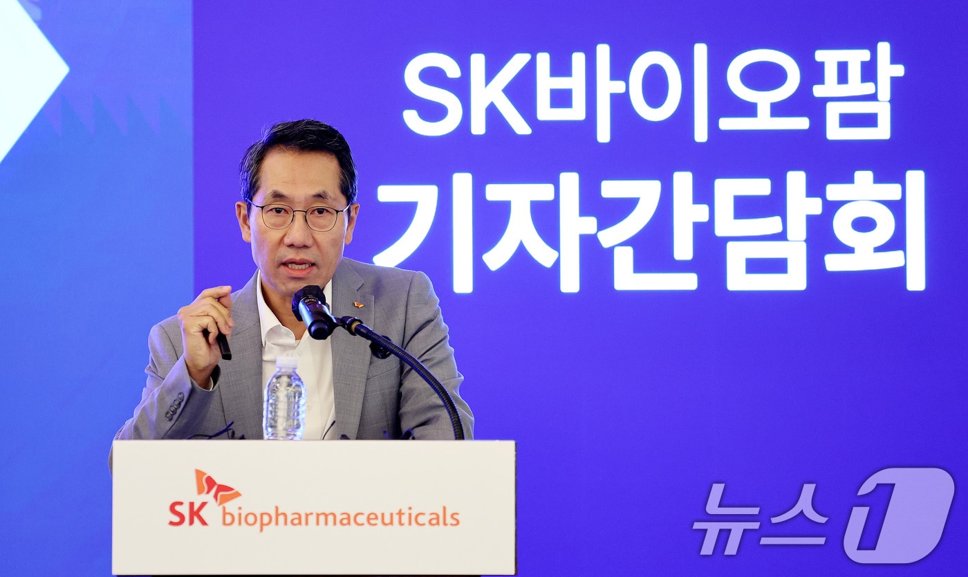 이동훈 SK바이오팜 대표이사 사장이 26일 서울 소공동 웨스틴 조선 서울에서 열린 SK바이오팜 긴급 기자간담회에서 후기 임상 단계의 뇌전증 신약 후보물질 도입 관련 발언을 하고 있다. 2026.8.26 ⓒ 뉴스1 박지혜 기자