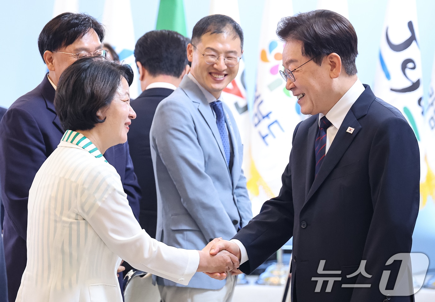 이재명 대통령과 추미애 경기도지사가 지난 8월 26일 청와대에서 열린 제10회 중앙지방협력회의에서 인사를 나누고 있는 모습. 2026.8.26 ⓒ 뉴스1 이재명 기자