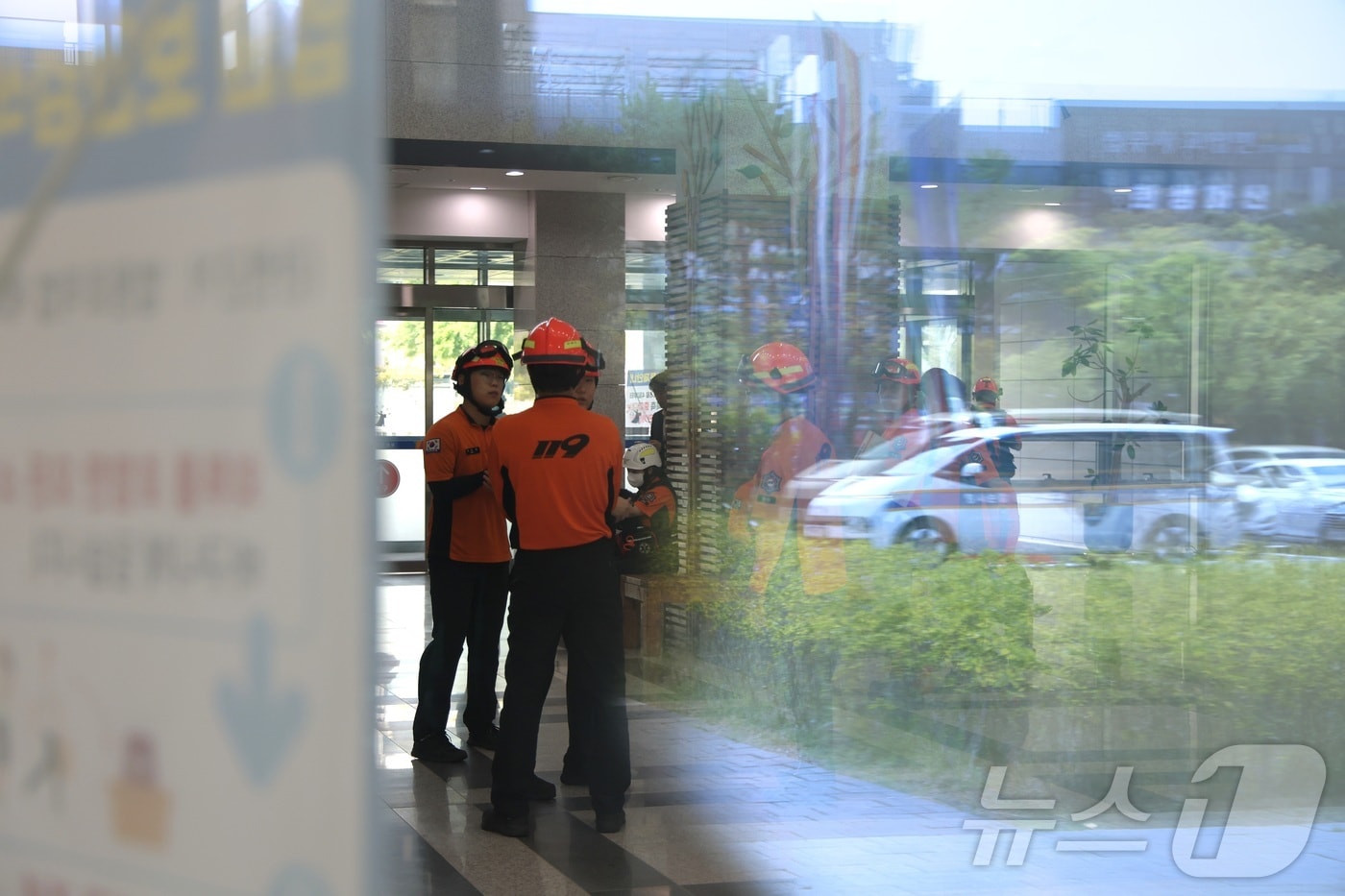 26일 전북 전주시 전주지방법원에서 폭발물 설치 신고 접수에 출동한 경찰과 소방관들이 수색 작업을 하고 있다. 2026.8.26 ⓒ 뉴스1 유경석 기자