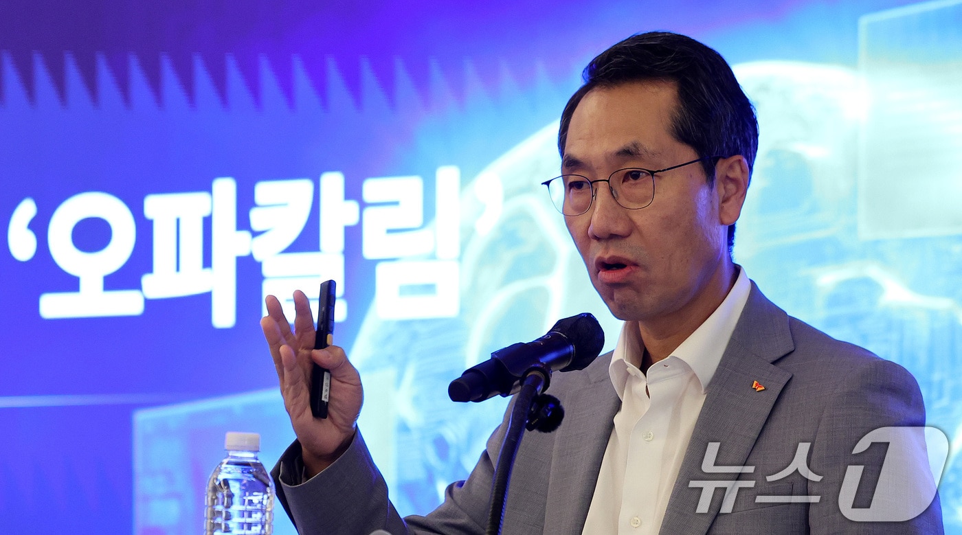 이동훈 SK바이오팜 대표이사 사장이 26일 서울 소공동 웨스틴 조선 서울에서 열린 SK바이오팜 긴급 기자간담회에서 후기 임상 단계의 뇌전증 신약 후보물질 도입 관련 발언을 하고 있다. 2026.8.26 ⓒ 뉴스1 박지혜 기자