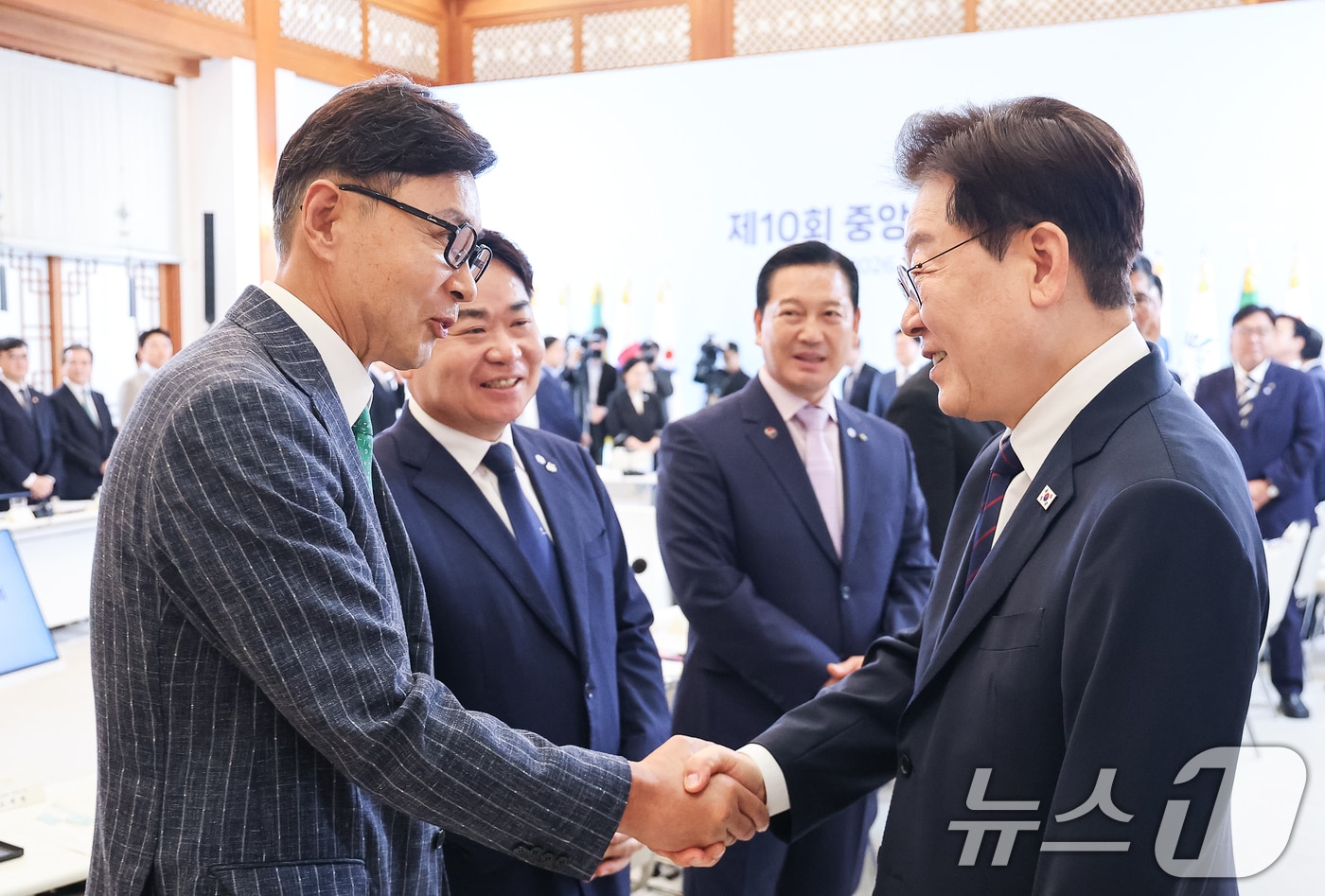 이재명 대통령과 김철우 보성군수가 26일 청와대에서 열린 제10회 중앙지방협력회의에서 인사를 나누고 있다. 2026.8.26 ⓒ 뉴스1 이재명 기자