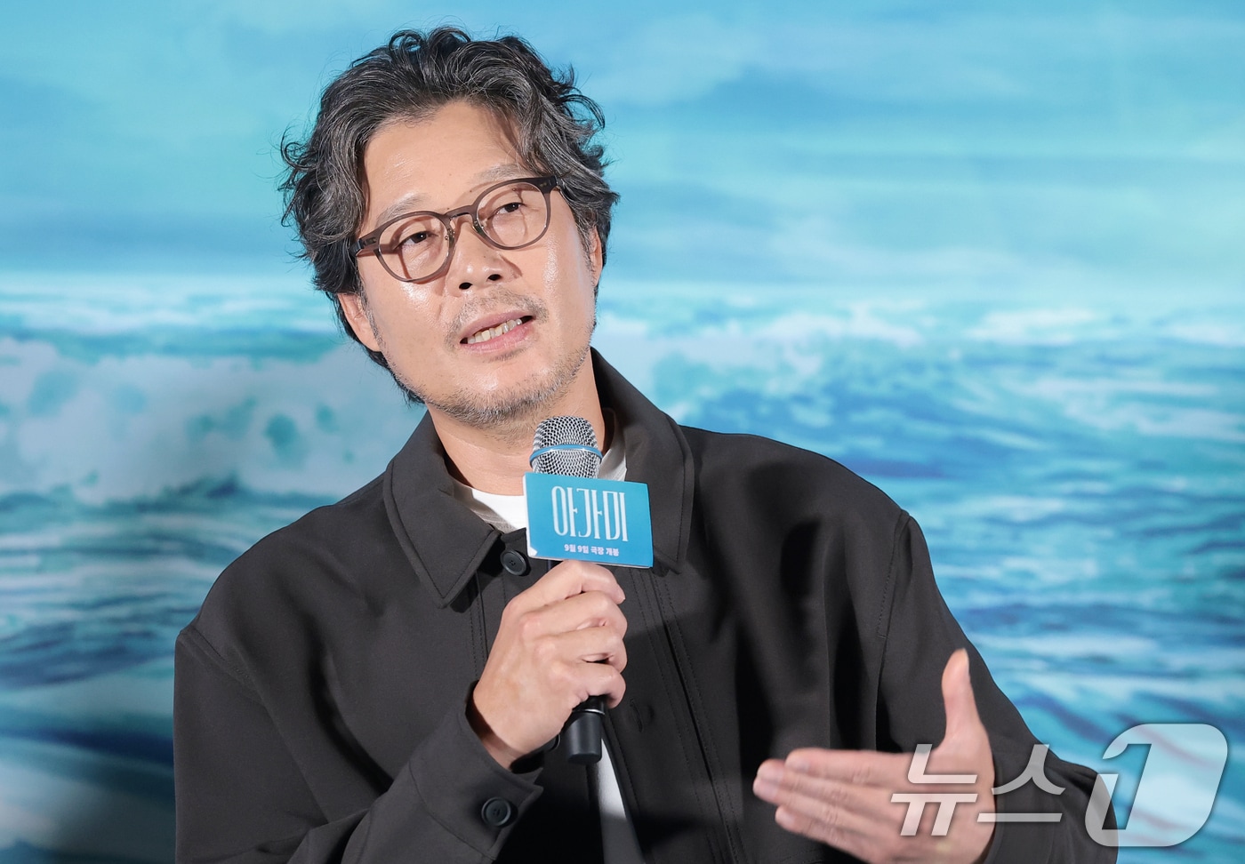 배우 유재명이 26일 서울 용산구 CGV용산아이파크몰에서 열린 영화 '아가미' 언론시사회에 참석해 인사를 하고 있다. ‘아가미’는 깊은 물속에 던져진 날 아가미가 생겨난 세상에서 유일한 아이 곤과 그의 세계 전부였던 존재들의 이야기를 그린 애니메이션이다. 2026.8.26 ⓒ 뉴스1 권현진 기자