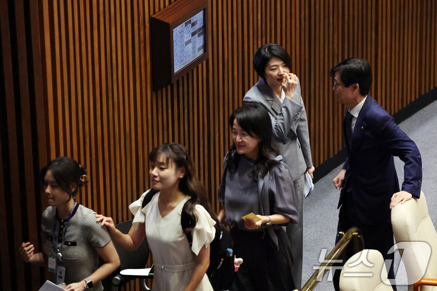 국민의힘 조경태, 한지아(오른쪽부터), 김예지(왼쪽 두번째) 의원이 26일 서울 여의도 국회에서 열린 제438회국회(임시회) 제2차 본회의에서 국회의원(이진숙) 제명 촉구 결의안 투표에 참석하고 있다. 이날 본회의에서 '국회의원 이진숙 제명 촉구 결의안'은 총투표수 159표 중 가 157표, 부 1표, 무효 1표로 가결했다. 2026.8.26 ⓒ 뉴스1 황기선 기자