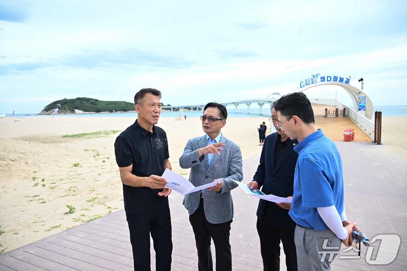 이동권 울산 북구청장(가운데)이 26일 강원도 고성 송지호 바다하늘길을 찾아 강동권 해안 관광 활성화 방안을 모색했다.(울산 북구 제공. 재판매 및 DB금지)/뉴스1