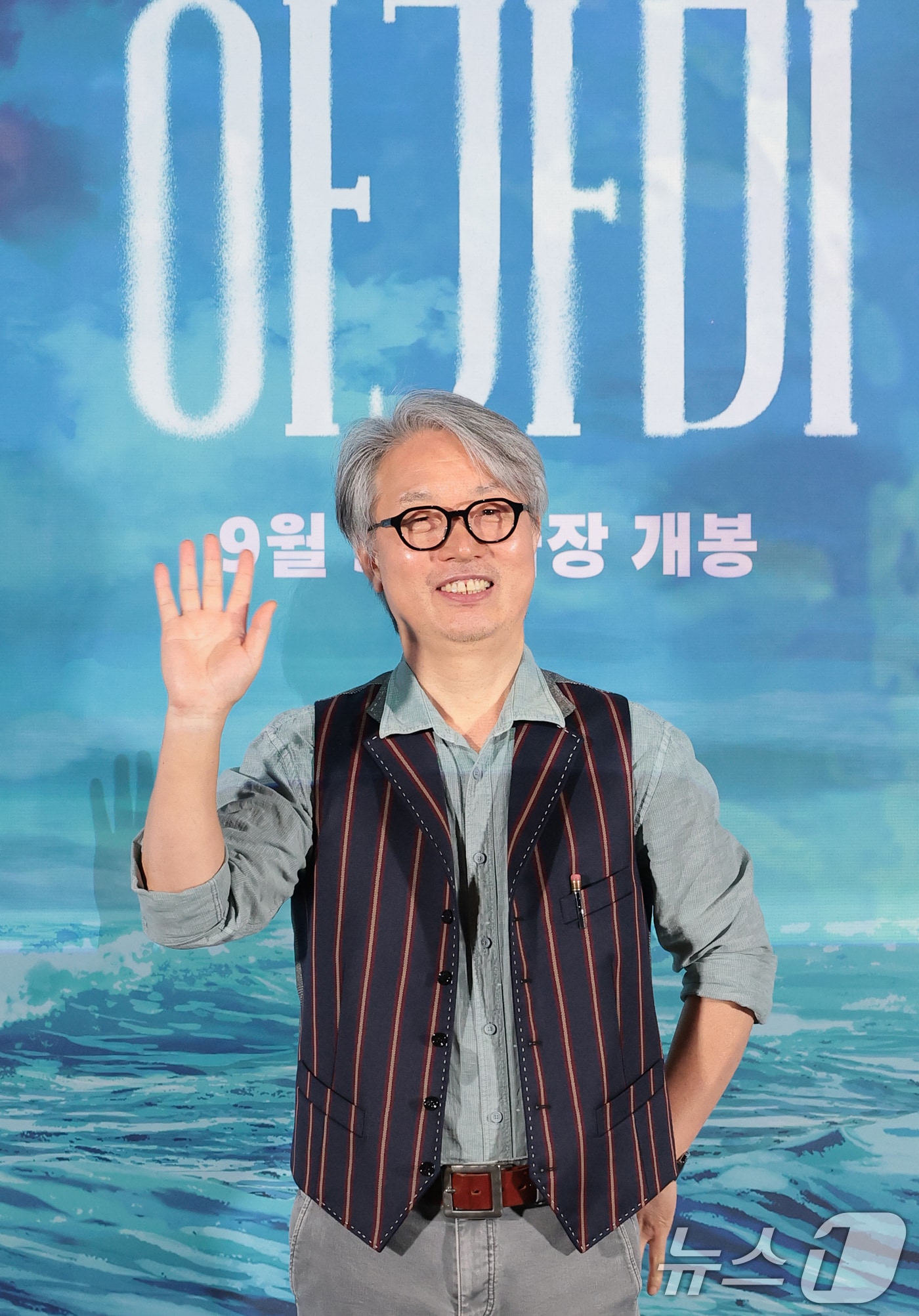 안재훈 감독이 26일 서울 용산구 CGV용산아이파크몰에서 열린 영화 '아가미' 언론시사회에 참석해 포즈를 취하고 있다. ‘아가미’는 깊은 물속에 던져진 날 아가미가 생겨난 세상에서 유일한 아이 곤과 그의 세계 전부였던 존재들의 이야기를 그린 애니메이션이다. 2026.8.26 ⓒ 뉴스1 권현진 기자