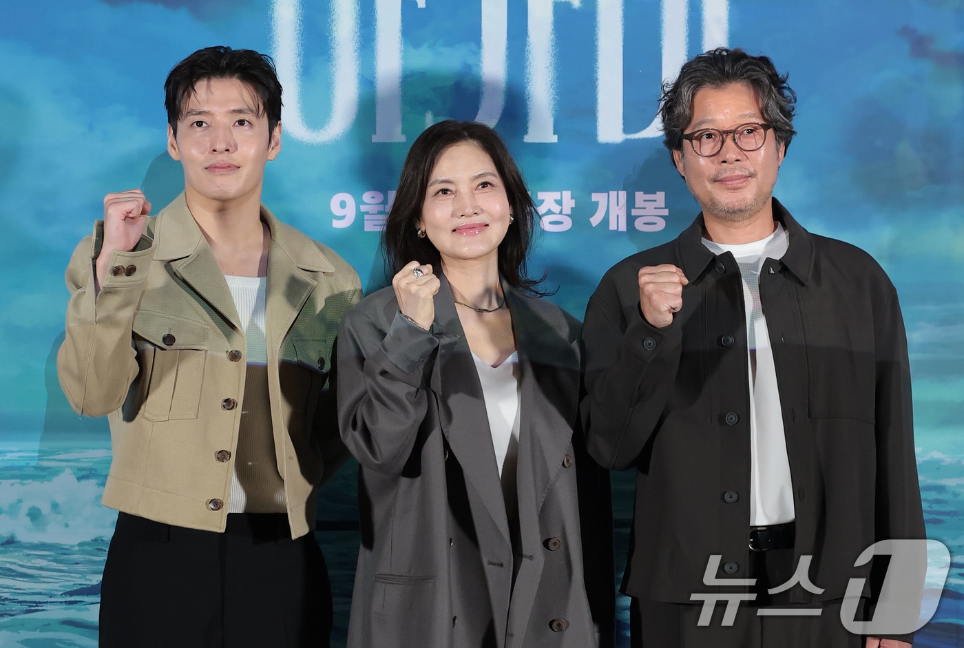 배우 강하늘(왼쪽부터)과 김선영, 유재명이 26일 서울 용산구 CGV용산아이파크몰에서 열린 영화 '아가미' 언론시사회에 참석해 포즈를 취하고 있다. ‘아가미’는 깊은 물속에 던져진 날 아가미가 생겨난 세상에서 유일한 아이 곤과 그의 세계 전부였던 존재들의 이야기를 그린 애니메이션이다. 2026.8.26 ⓒ 뉴스1 권현진 기자