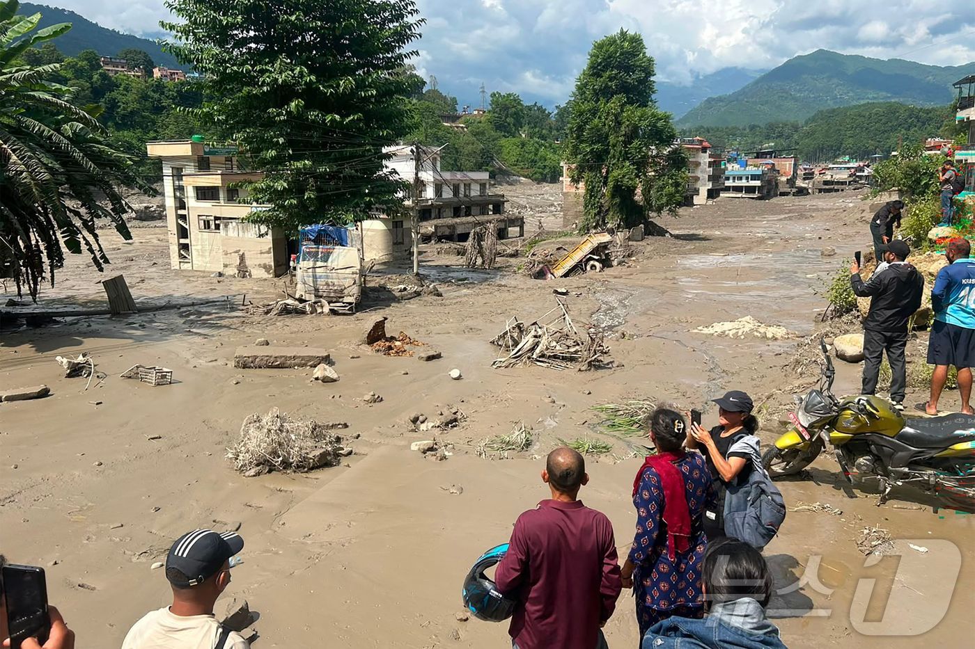 26일(현지시간) 네팔 누와코트 지구의 트리술리 바자르에서 발생한 대규모 홍수로 마을이 흙탕물에 잠겨 있다. 외교부에 따르면 이날 오전 네팔 라수와(Rasuwa) 지역에서 발생한 돌발 홍수로 일대에서 수력발전소를 건설 중이던 한국남동발전 및 두산에너빌리티 소속 우리 국민 직원 8명의 연락이 끊겨 네팔 당국이 수색·구조 활동을 진행 중이다. ⓒ AFP=뉴스1